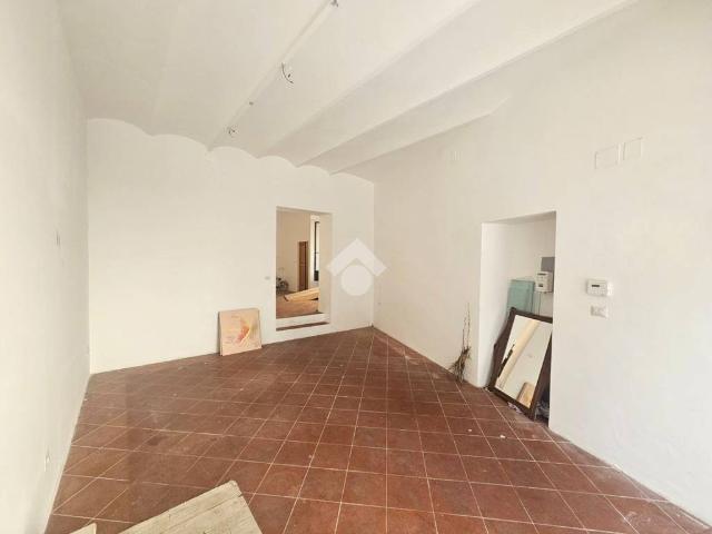 Locale Commerciale in vendita a Foligno, Umbria
