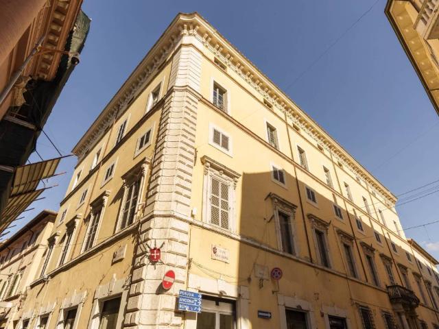 Locale Commerciale in vendita a Foligno, Umbria