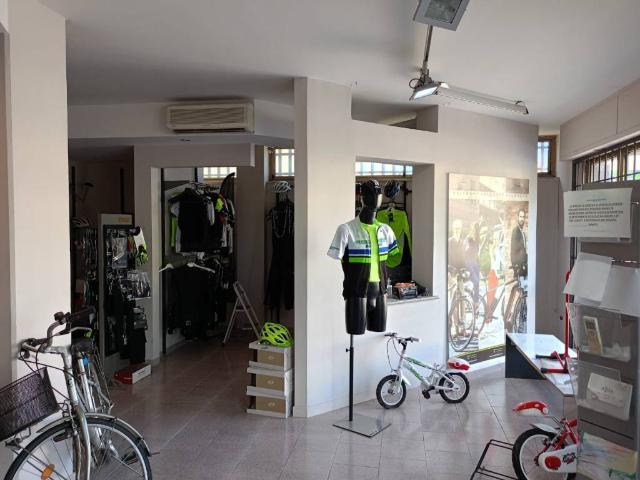 Locale Commerciale in vendita a Borroni, Foligno