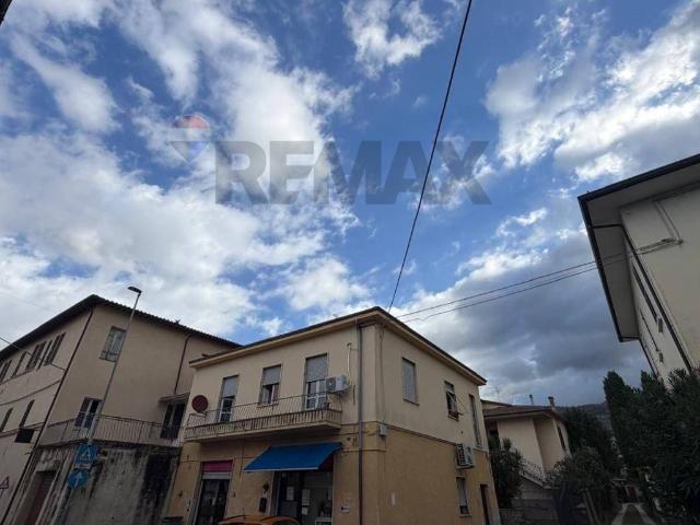 Locale Commerciale in vendita a Sant'Eraclio, Foligno