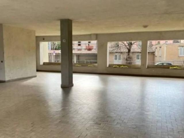 Locale Commerciale in vendita a Foligno, Umbria