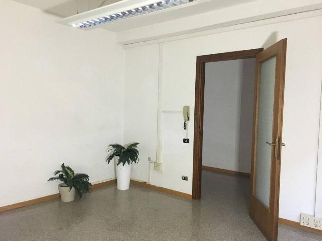 Locale Commerciale in vendita a Foligno, Umbria