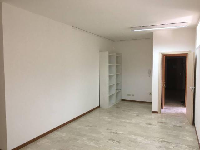 Locale Commerciale in vendita a Foligno, Umbria