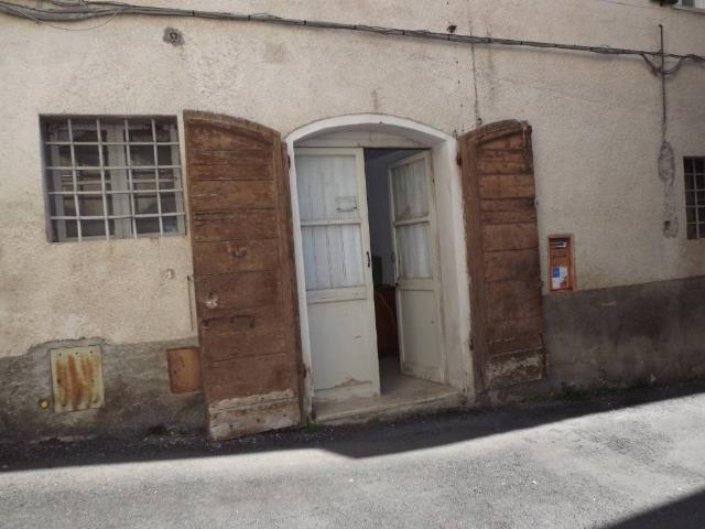 Locale Commerciale in vendita a Foligno, Umbria
