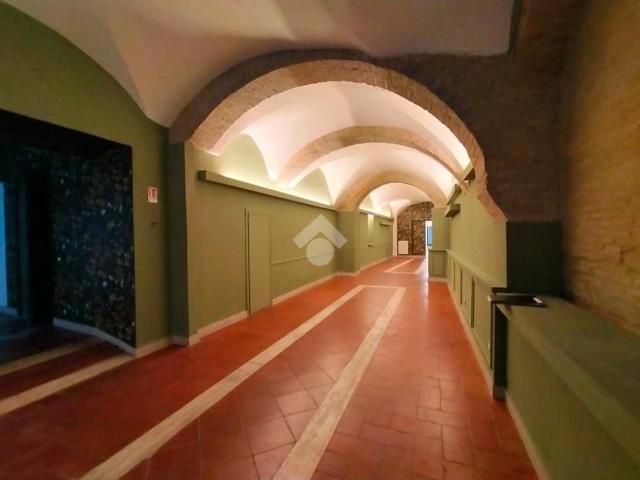 Locale Commerciale in affitto a Foligno, Umbria