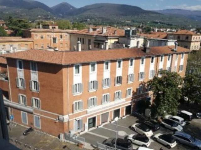 Locale Commerciale in vendita a Foligno, Perugia