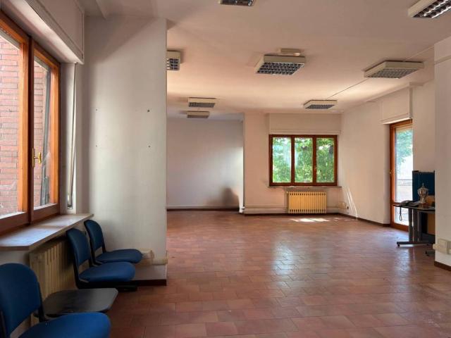 Locale Commerciale in vendita a Foligno, Umbria