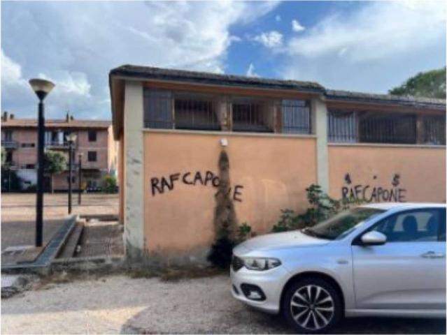 Locale Commerciale in vendita a Foligno, Umbria