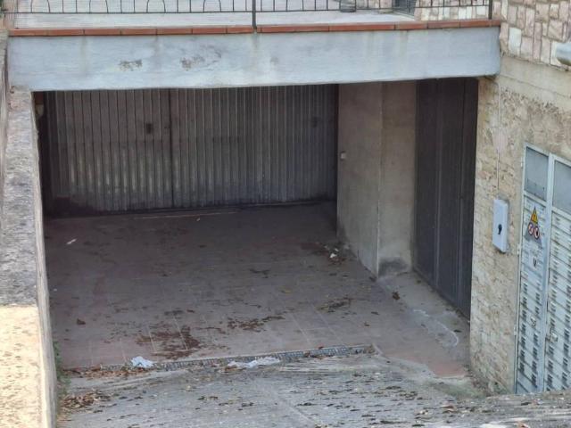 Locale Commerciale in vendita a Foligno, Umbria