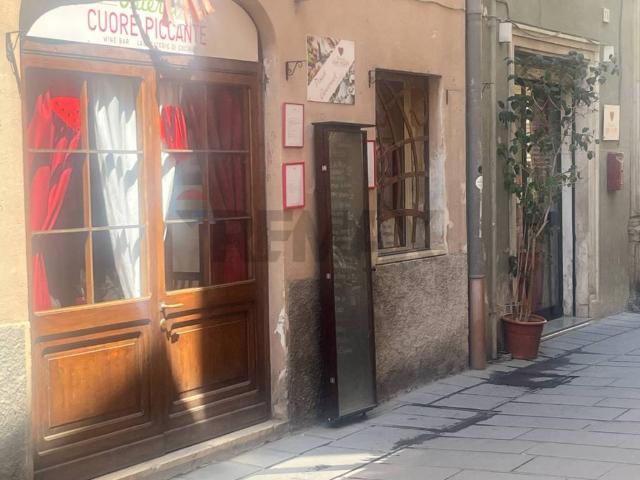 Locale Commerciale in vendita a Foligno, Umbria