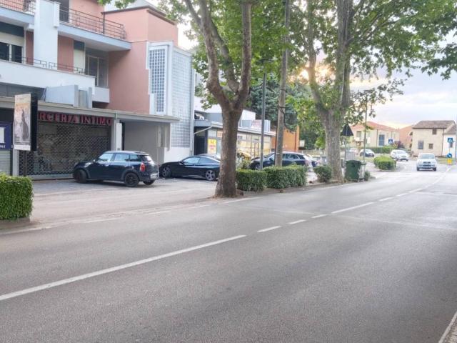 Locale Commerciale in vendita a Foligno, Perugia