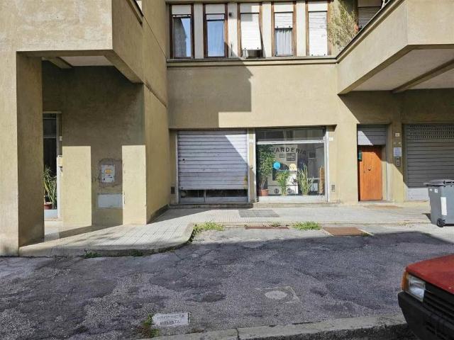 Locale Commerciale in vendita a Foligno, Umbria