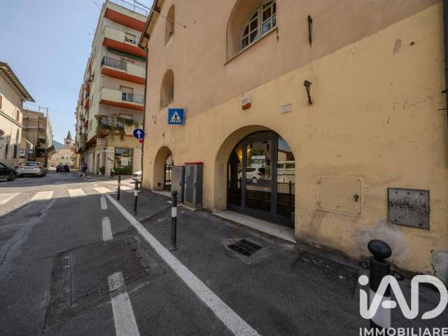 Locale Commerciale in vendita a Foligno, Umbria