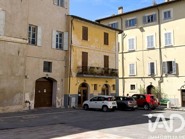 Locale Commerciale in vendita a Foligno, Umbria