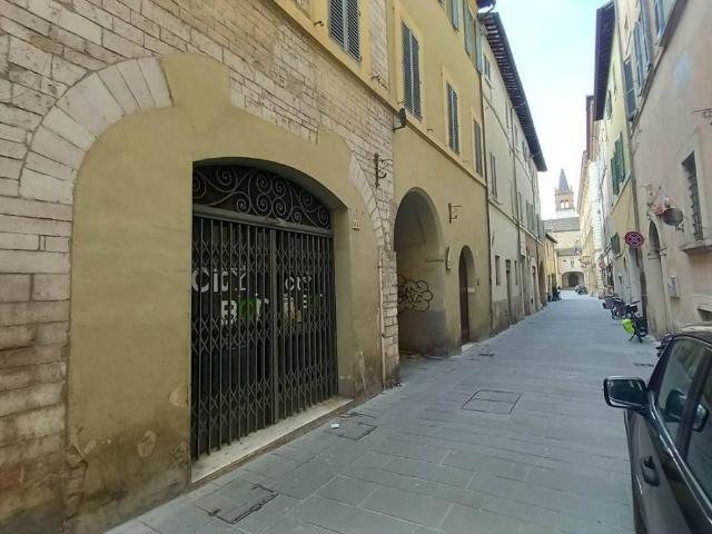 Locale Commerciale in vendita a Foligno, Umbria