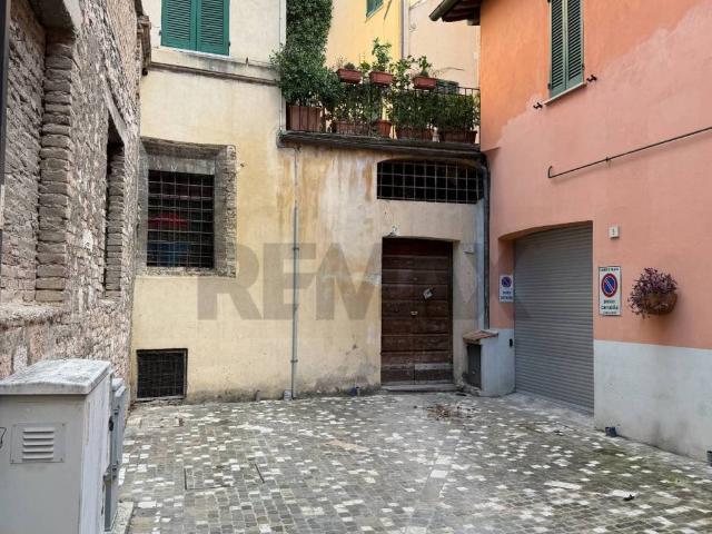 Locale Commerciale in vendita a Foligno, Umbria