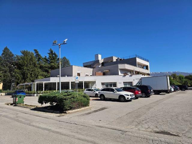 Locale Commerciale in vendita a Foligno, Umbria