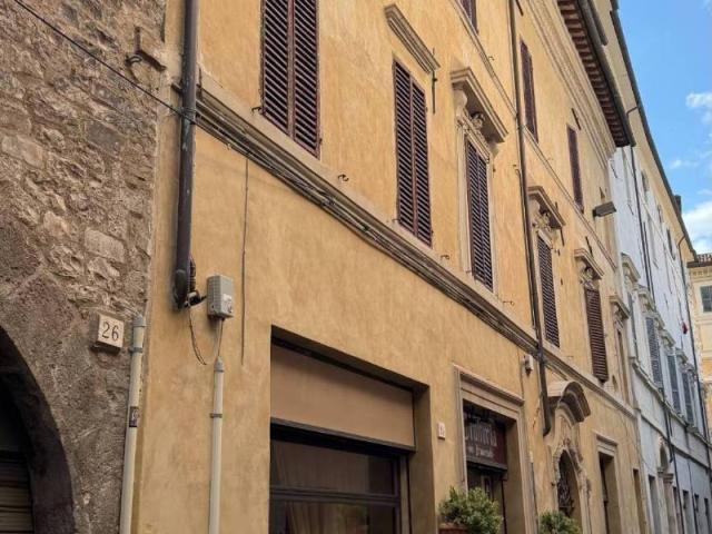 Locale Commerciale in vendita a Foligno, Umbria