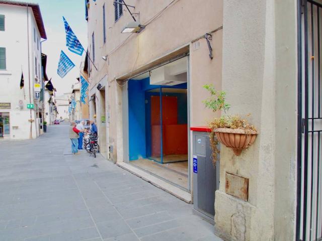 Locale Commerciale in vendita a Foligno, Umbria