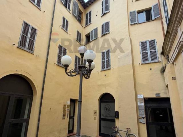 Locale Commerciale in vendita a Foligno, Umbria