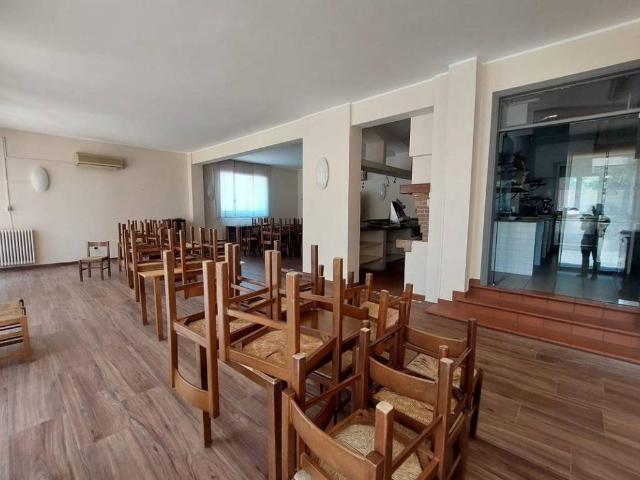 Locale Commerciale in vendita a Foligno, Umbria