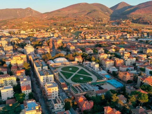 Locale Commerciale in vendita a Foligno, Umbria