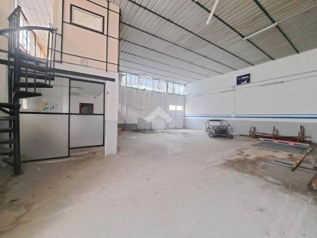 Locale Commerciale in vendita a Follonica, Grosseto