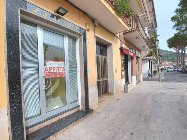 Locale Commerciale in vendita a Porta Vescovo, Salto Di Fondi