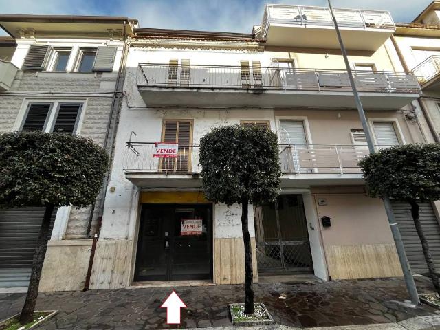 Locale Commerciale in vendita a Porta Roma, Salto Di Fondi