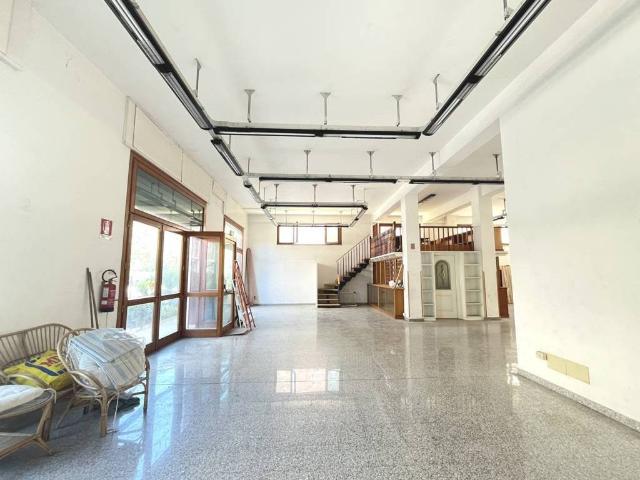 Locale Commerciale in vendita a Porta Vescovo, Salto Di Fondi