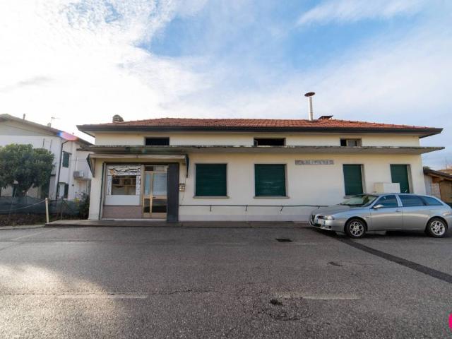 Locale Commerciale in vendita a Villadolt / Viladolt, Fontanafredda