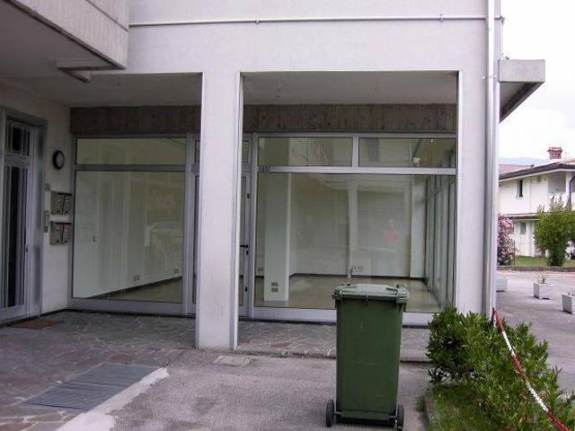 Locale Commerciale in vendita a Villadolt / Viladolt, Fontanafredda / Fontanefrede