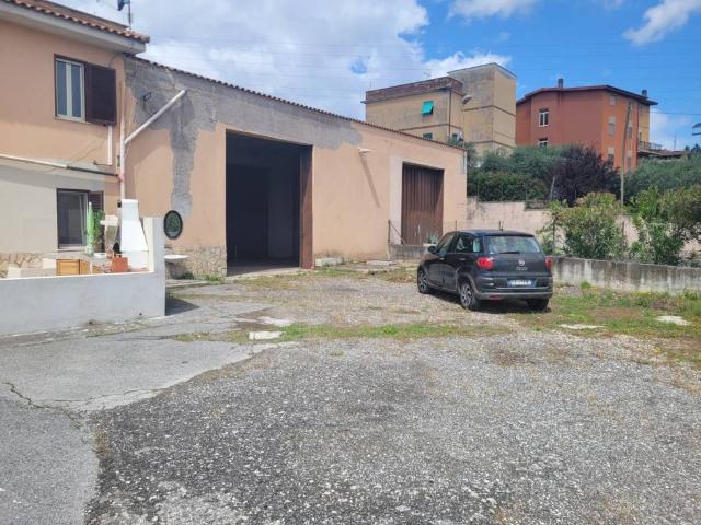 Locale Commerciale in vendita a Monte San Biagio, Roma Capitale