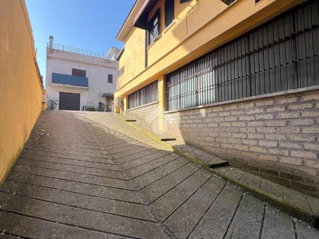 Locale Commerciale in vendita a Valle dei Corsi, Fonte Nuova