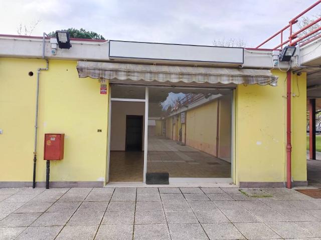 Locale Commerciale in vendita a Unione di Comuni della Romagna Forlivese, Quattro