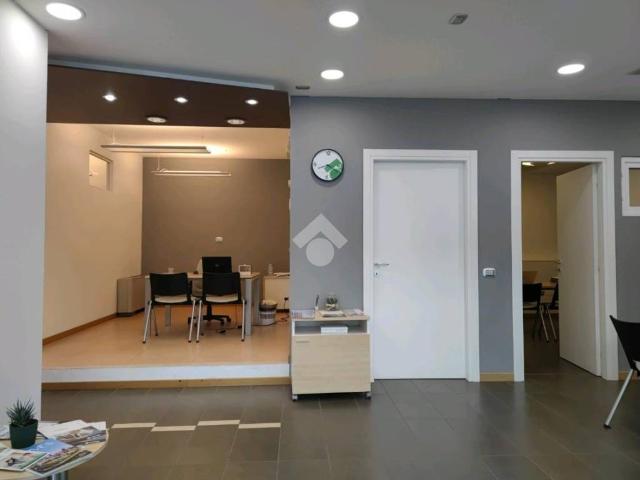 Locale Commerciale in vendita a Unione di Comuni della Romagna Forlivese, Quattro