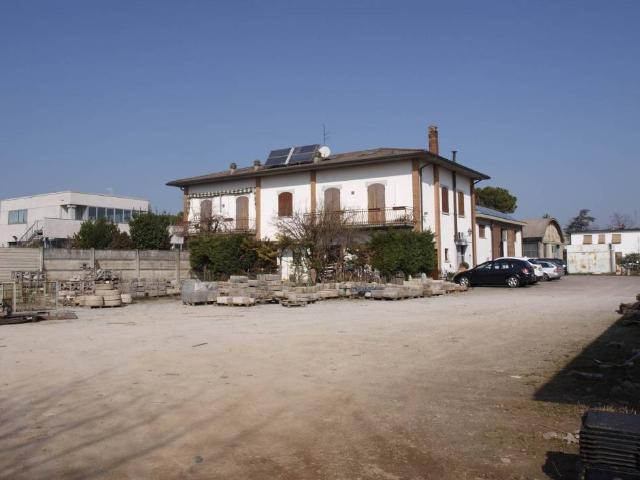 Locale Commerciale in vendita a Unione di Comuni della Romagna Forlivese, Quattro