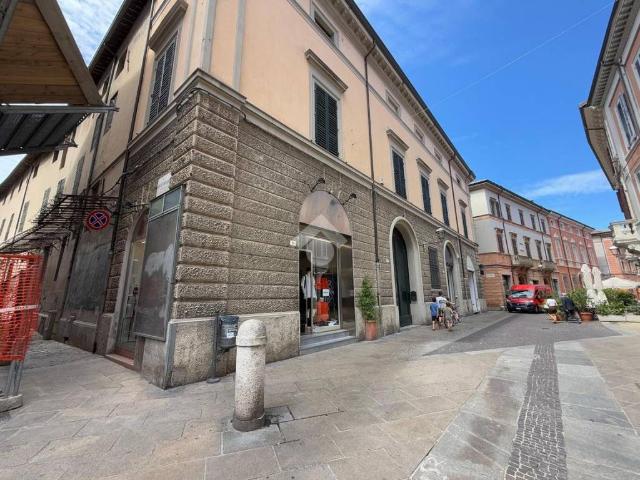 Locale Commerciale in vendita a Unione di Comuni della Romagna Forlivese, Quattro
