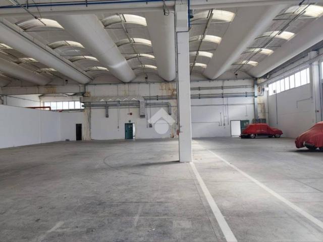Locale Commerciale in vendita a Unione di Comuni della Romagna Forlivese, Quattro