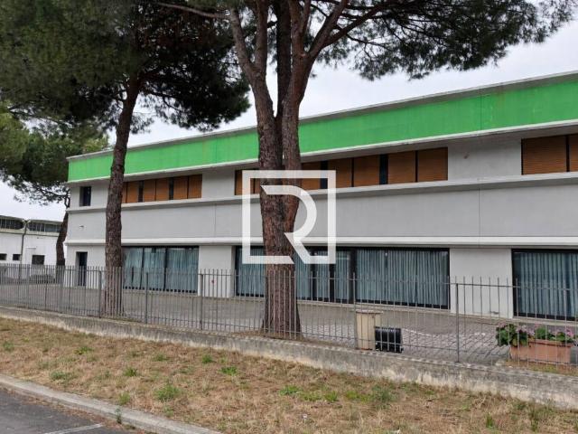 Locale Commerciale in vendita a Unione di Comuni della Romagna Forlivese, Quattro