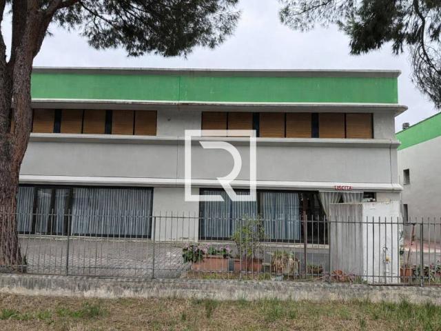 Locale Commerciale in vendita a Unione di Comuni della Romagna Forlivese, Quattro