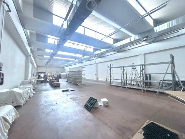 Locale Commerciale in vendita a Unione di Comuni della Romagna Forlivese, Quattro