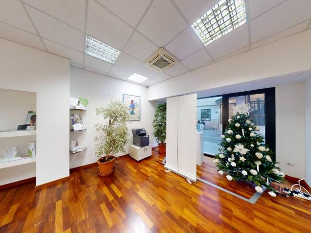 Locale Commerciale in vendita a Unione di Comuni della Romagna Forlivese, Quattro