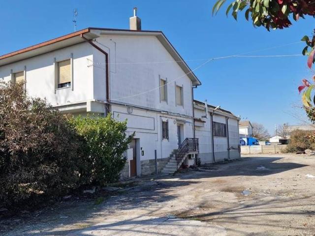 Locale Commerciale in vendita a Unione di Comuni della Romagna Forlivese, Quattro