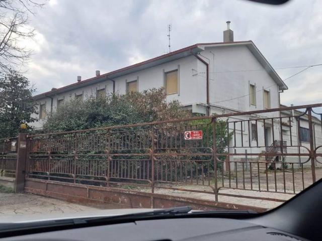 Locale Commerciale in vendita a Unione di Comuni della Romagna Forlivese, Quattro