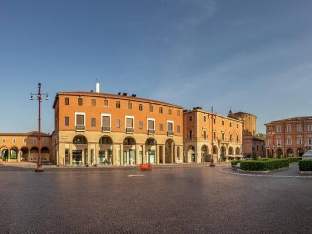 Locale Commerciale in vendita a Unione di Comuni della Romagna Forlivese, Quattro