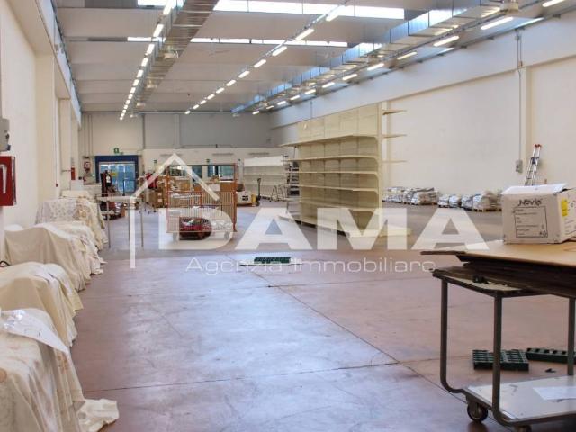 Locale Commerciale in vendita a Unione di Comuni della Romagna Forlivese, Quattro