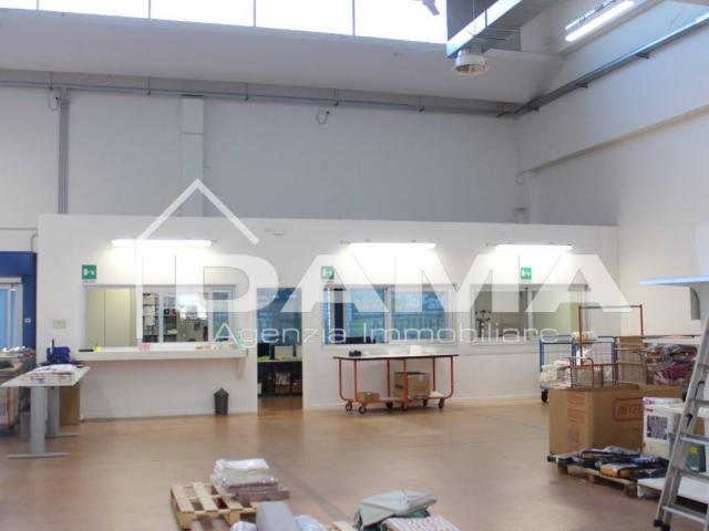 Locale Commerciale in vendita a Unione di Comuni della Romagna Forlivese, Quattro