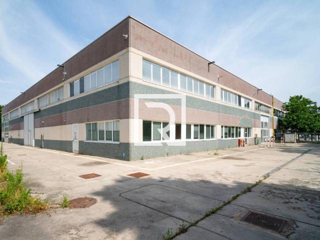 Locale Commerciale in vendita a Unione di Comuni della Romagna Forlivese, Quattro