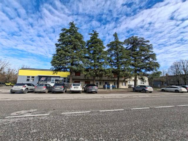 Locale Commerciale in vendita a Unione di Comuni della Romagna Forlivese, Quattro